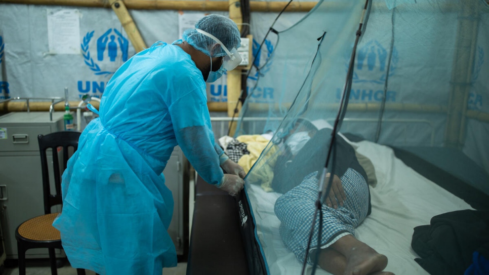 Un médecin examine un patient au centre d'isolement et de traitement (ITC) d'Ukhiya. Il s'agit du premier centre de ce type pour le traitement des cas de Covid-19. Ce centre avait été ouvert à Cox Bazar en mai 2020. 