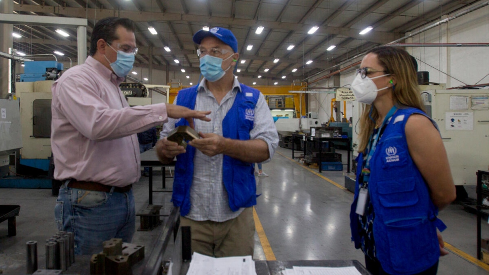 Le directeur de Matro, Alberto Valdes, fait visiter au personnel du HCR son usine de pièces détachées à Saltillo, au Mexique, où sont employés 15 réfugiés. 