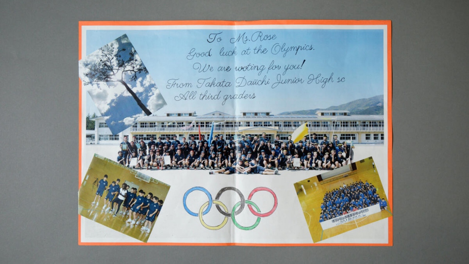 Les voeux de succès adressés à Rose avant le 800 mètres par les étudiants du collège Takata Daiichi à Rikuzen-Takata, Japon. 