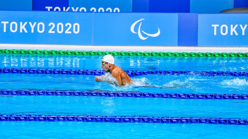Ibrahim Al Hussein, réfugié syrien et double paralympien, participe à une compétition de natation au centre aquatique de Tokyo, au Japon. 