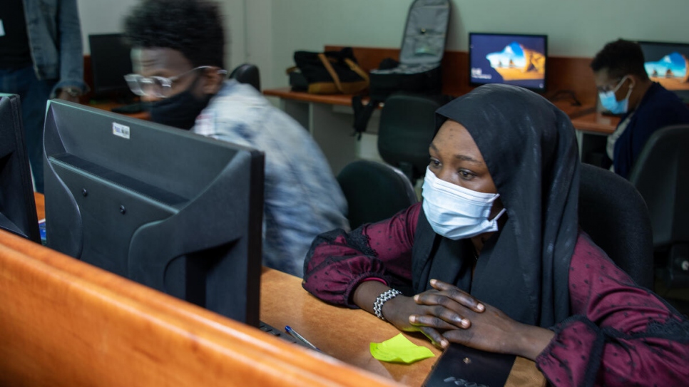 Raba Hakim, boursière de la Fondation Mastercard, assiste à un cours d'orientation au laboratoire informatique de la « United States International University Africa (USIU-Africa) » avec d'autres boursiers de la Fondation. 