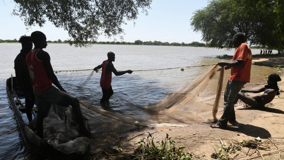 Des pêcheurs jettent leurs filets dans la rivière Logone, traversée par des milliers de personnes fuyant de violents affrontements dans le nord du Cameroun, début août. 