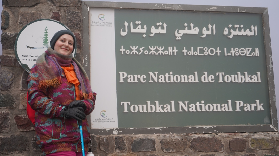Hanin, 24 ans, réfugiée syrienne et étudiante en médecine, photographiée à l'entrée du parc national du Toubkal, dans les montagnes de l'Atlas marocain. 