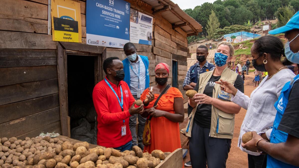UNHCR Deputy High Commissioner, Kelly Clements (centre) chats with Congolese refugee and trader, Olive Kanyange in Mugombwa refugee camp in Rwanda. 