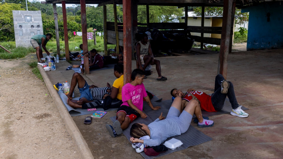 Des Vénézuéliens se reposent au centre d'accueil de Lajas Blancas, dans le sud du Panama, après avoir traversé le passage du Darien, l'une des routes les plus dangereuses au monde pour les réfugiés et les migrants.