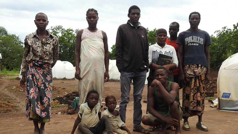 Chakuamba Muliri, 65 ans (tout à droite), sa femme Christina, 58 ans (tout à gauche), et leur famille ont fui la province de Zambezia au Mozambique après la destruction de leur maison par la tempête tropicale Ana. 