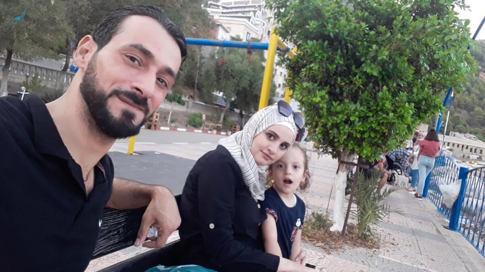 Mohammad Adam, originaire de la région rurale de Damas, avec sa femme et sa fille à Alger, en Algérie. 