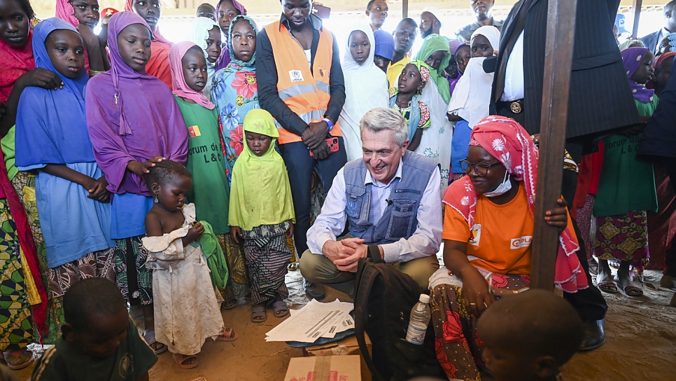 The High Commissioner visits pupils at a school in the Ardjaniré displacement site.