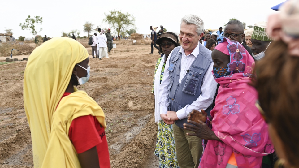 Filippo Grandi (centre-right) and Millicent Mutuli, Director of the UNHCR Regional Bureau for West and Central Africa (centre-left), meet one of the residents of Ardjaniré displacement site.