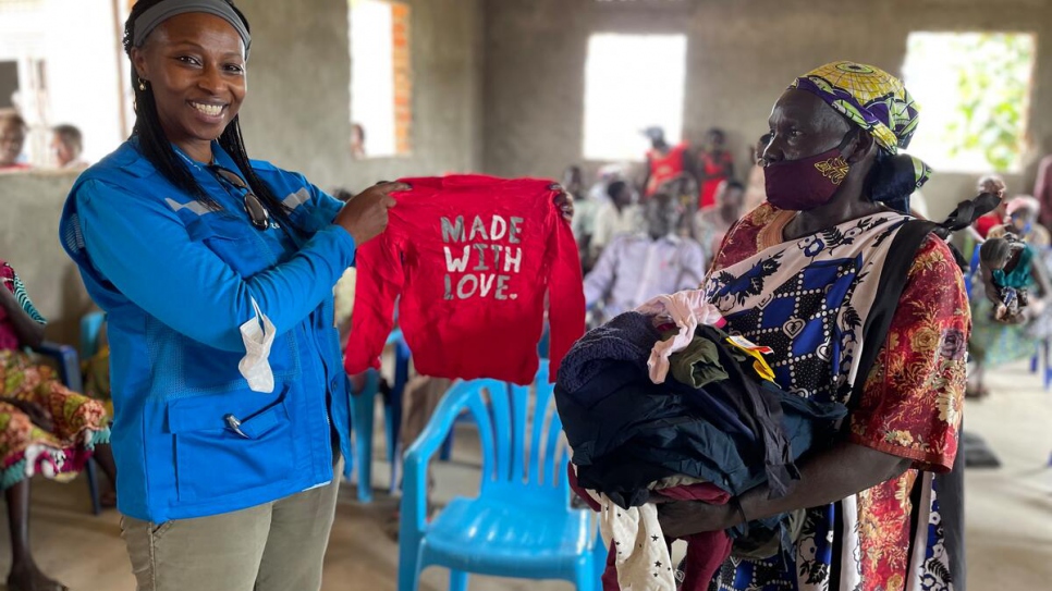 La représentante adjointe du HCR Juliette Murekeyisoni (à gauche) distribue les vêtements reçus à Yei, au Soudan du Sud.  