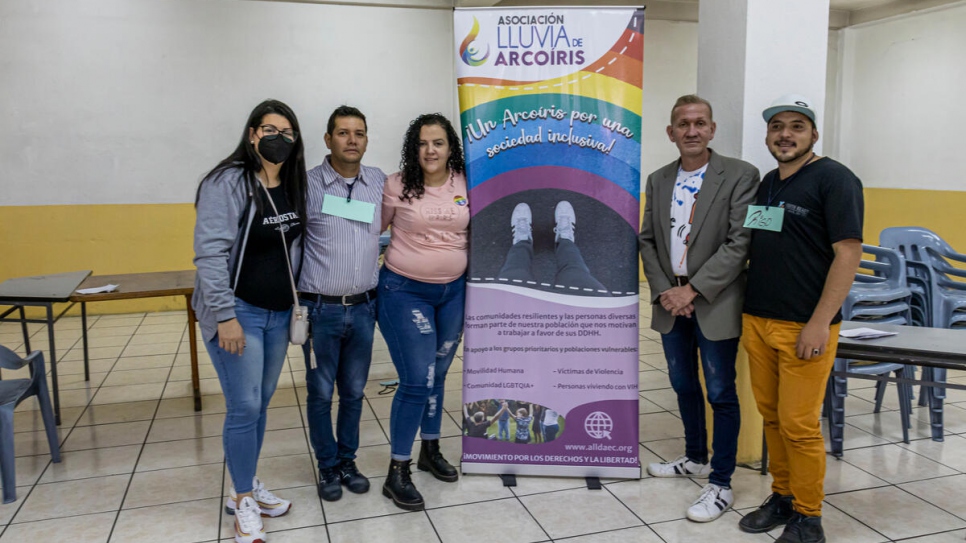 Yeraldine pose avec ses collègues militants LGBTQI+ lors d'un atelier à Quito. 