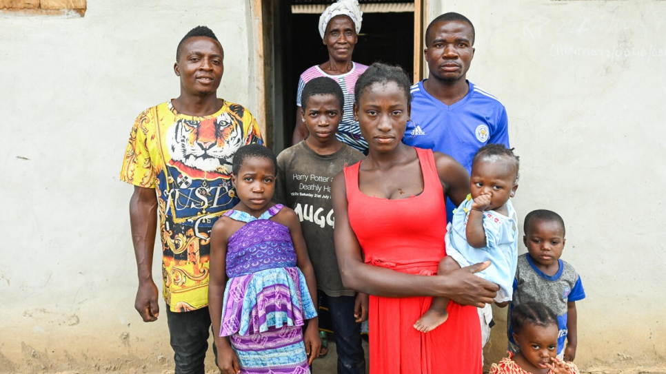 Sea Inès Diehi (à l'arrière) avec ses enfants et petits-enfants dans sa ville natale de Bably-Vaya, en Côte d'Ivoire. 