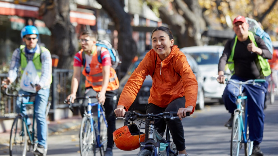 Des cyclistes de tous âges ont profité du soleil hivernal pour faire du vélo avant de partager le déjeuner à Mendoza. 