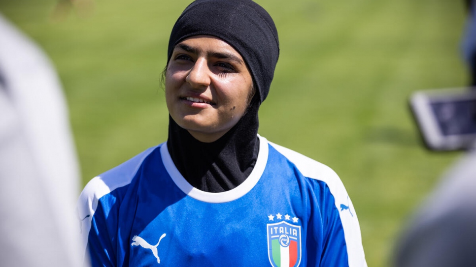 L'ancienne attaquante de l'équipe nationale féminine afghane, Fatima Haydari, représente l'Italie, où elle est arrivée il y a neuf mois après avoir fui son pays. 