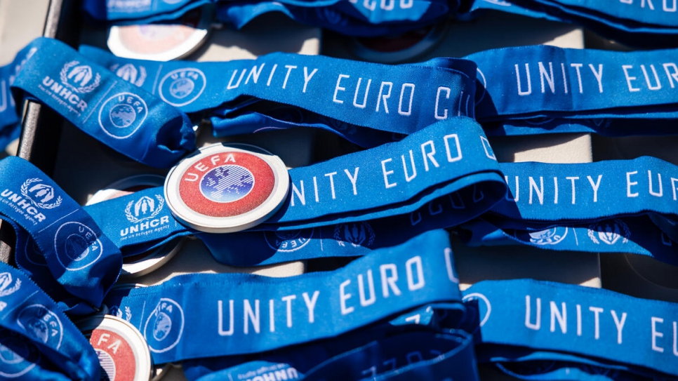 Les médailles des vainqueurs de la coupe UNITY EURO, portant les noms des organisations co-organisatrices, le HCR et l'UEFA. 