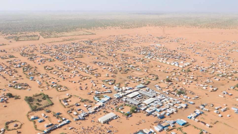 Vue aérienne du camp de réfugiés de Mbera. Plus de 80 000 réfugiés maliens vivent dans le camp et ses alentours, et d'autres continuent d'arriver chaque année avec leurs troupeaux de bétail.