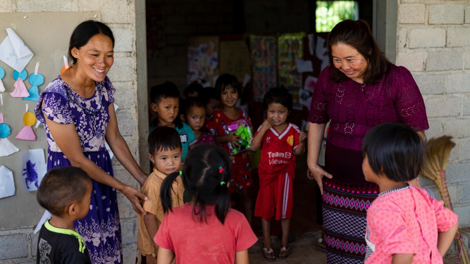 Naw Bway Khu rencontre des enfants et des enseignants dans une école du village de Hkashi, État de Shan, où Meikswe Myanmar assure des formations, sur les soins et le développement de la petite enfance, aux enseignants et aux volontaires issus de la communauté locale. 