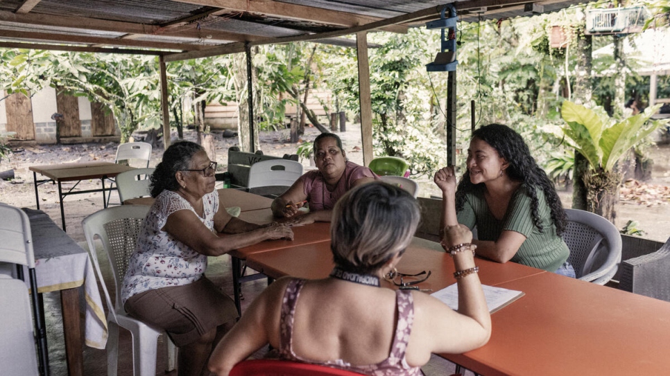 A la ferme, Vicenta (à gauche, blouse blanche) et ses collaboratrices Maricela Gutiérrez (au centre) et Dara Arguello (à droite) assistent à une réunion avec une habitante du village. 