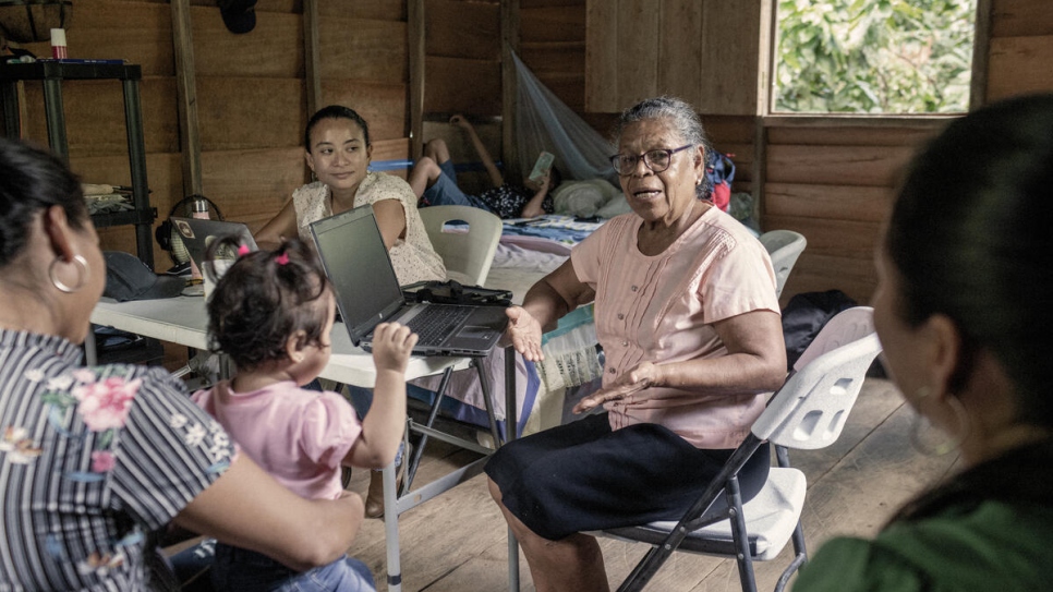 Vicenta (au centre) et sa collaboratrice Dara Arguello (à gauche) enregistrent des demandeuses d'asile venant de l'autre côté de la frontière voisine au Nicaragua, pour les aider à accéder aux services essentiels. 