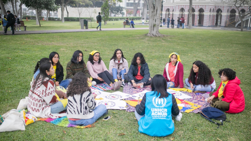 Young Venezuelan and Peruvian girls take part in a workshop run by Quinta Ola.