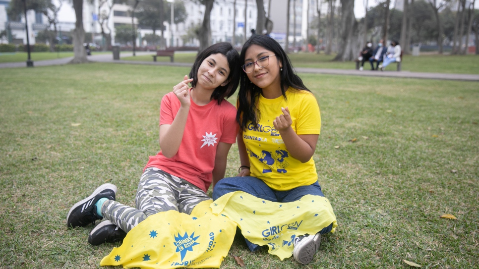 Pau, who is Venezuelan, and Suyay, who is Peruvian, have forged a strong friendship through their participation in the "Chamas en Acción" programme. 