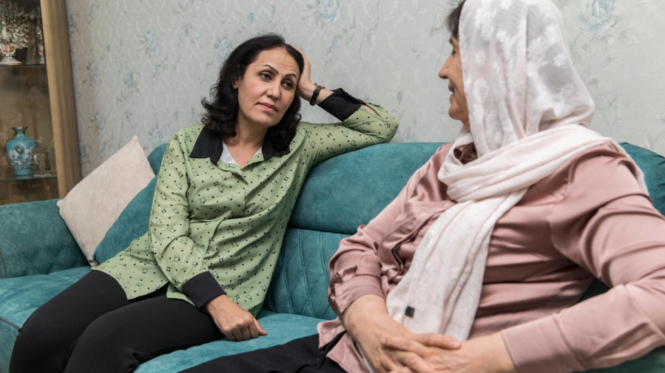 Le Dr Nagham discute avec sa mère Suham Ismaïl à son domicile à Dohouk, dans la région du Kurdistan en Iraq. 