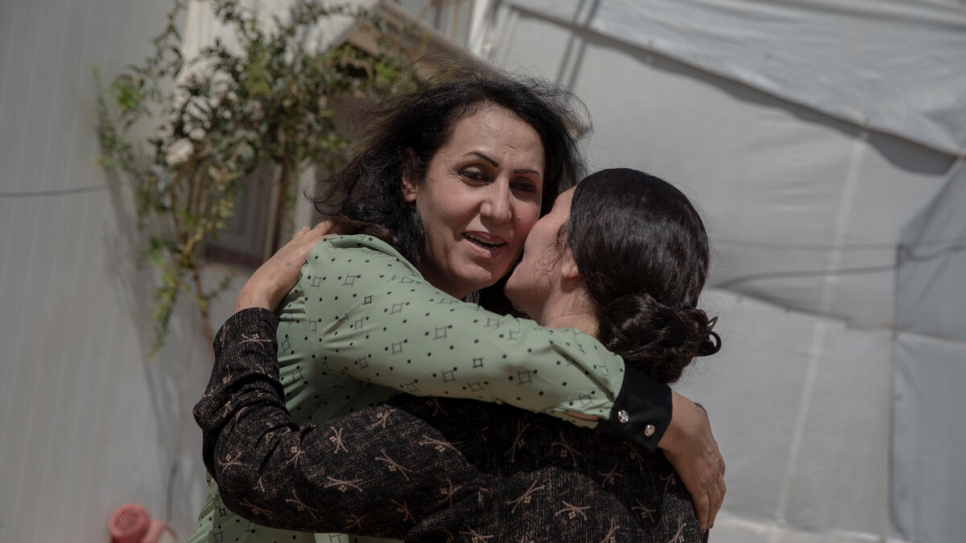 Nergiz, une ancienne captive de Daech, donne l'accolade au Dr Nagham lors d'une visite au camp de Rwanga pour déplacés internes dans la région du Kurdistan en Irak. 