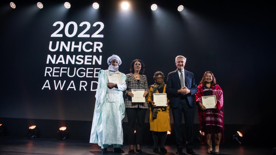 Le Haut Commissaire des Nations Unies pour les réfugiés, Filippo Grandi, en compagnie des lauréats régionaux 2022 (de gauche à droite) : Ahmedou Ag Albohary (Afrique), Dr Nagham Hasan (Moyen-Orient et Afrique du Nord), Vicenta González (Amériques) et Naw Bway Khu (Asie et Pacifique). 