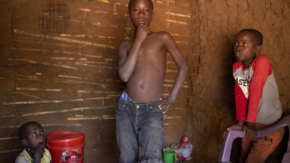 Bukuru, 14 ans, le fils de Dorotea, dans un abri temporaire à Maratane, avec deux de ses frères. Leur logement précédent a été détruit par le cyclone Gombe.  