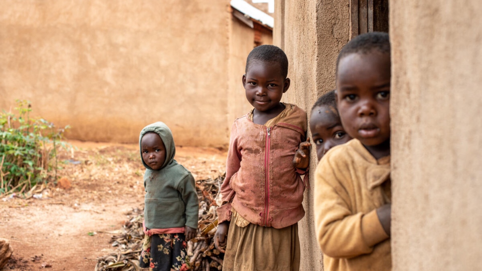 Quatre des petits-enfants de Helena Ntakirabutimana devant sa maison à Makamba. Elle s'occupe de 14 petits-enfants, dont les parents sont actuellement demandeurs d'asile dans les pays voisins. 