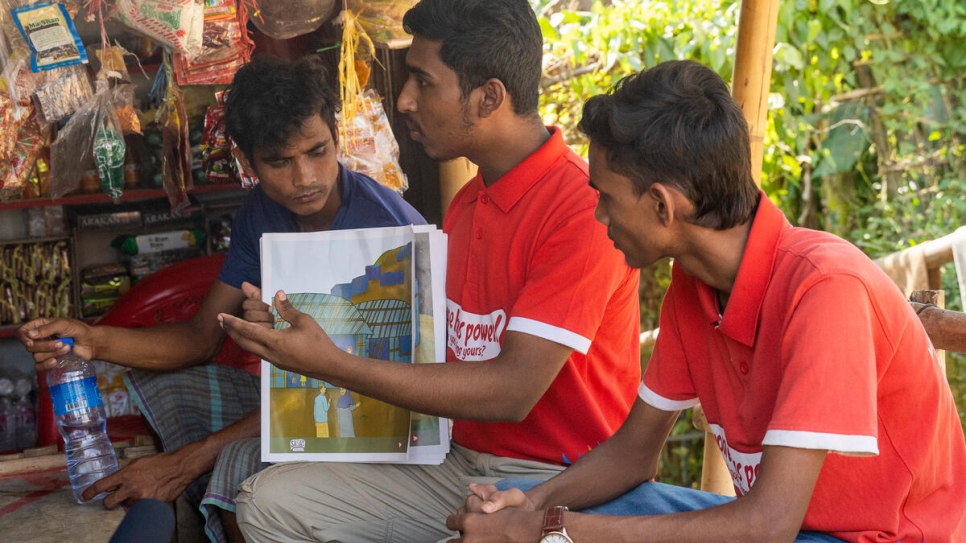 Mohammed Jaber (au milieu) intervient auprès d'hommes Rohingya pour les aider à comprendre les conséquences de la violence basée sur le genre. 