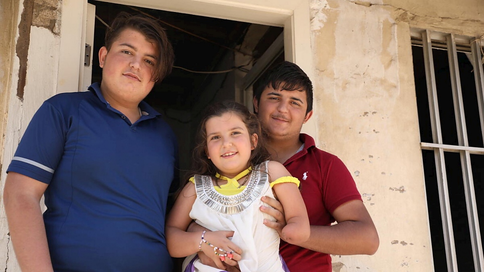 Sarah avec ses deux frères aînés Doreyd (à gauche) et Rabih (à droite). 