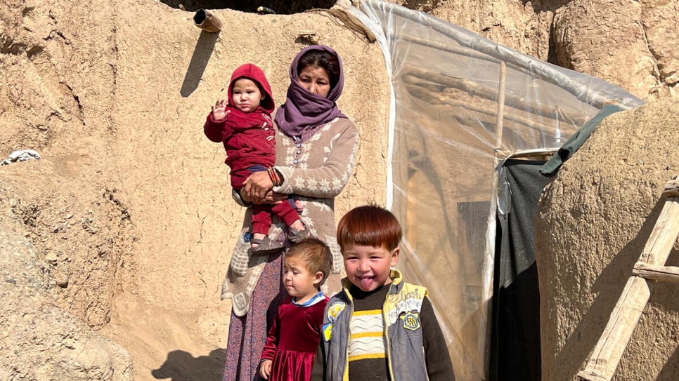 Fatima*, mère divorcée, a été déplacée il y a deux ans. Lorsqu'elle est retournée à Bamyan avec trois de ses enfants, elle n'avait pas d'argent pour payer un loyer et a emménagé dans une grotte à flanc de montagne. 