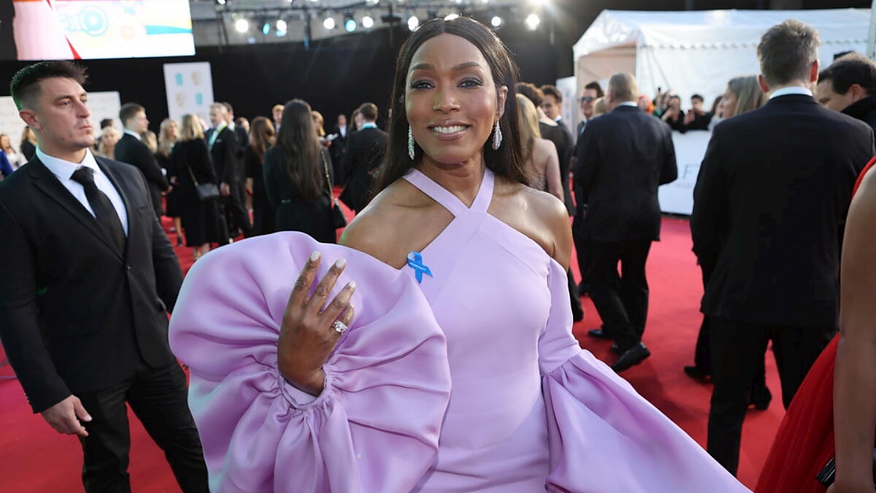 Actor Angela Bassett wearing a blue ribbon in solidarity with refugees at the EE BAFTA Film Awards 2023.