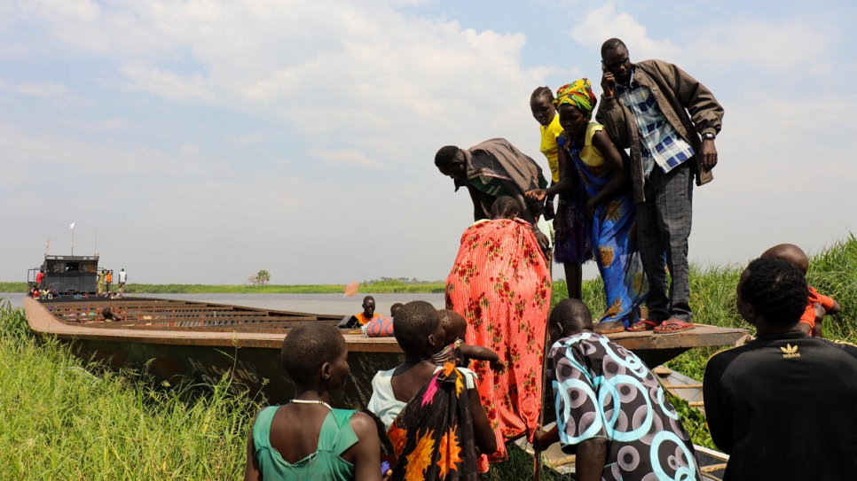 Une embarcation emmène les personnes fuyant les combats dans l'État du Haut-Nil, au Soudan du Sud, jusqu'au site de protection des civils de Malakal. En raison des graves inondations, pour beaucoup, le seul moyen de fuir est de passer par le Nil.