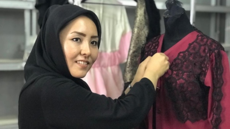 Khatira Mahmudi, 24 ans et réfugiée afghane, est l'une des stagiaires du projet Benang à Djakarta en Indonésie.
