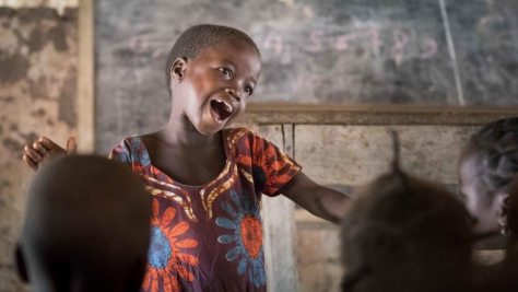 Martha Gambolipai, una niña sursudanesa de 6 años, canta una canción con sus compañeros de preescolar en el asentamiento de refugiados de Makpandu, en Sudán del Sur.