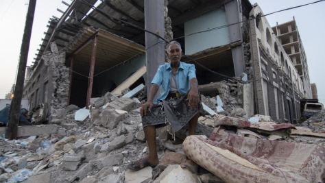 Shaker Ali est assis devant ce qui était autrefois un marché à Aden, au Yémen. 