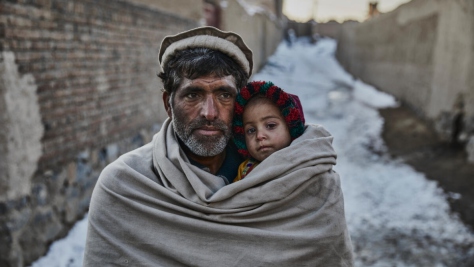 Rehman Gul* et sa fille de deux ans près de leur maison, dans la banlieue de Kaboul. La famille a fui Jalalabad il y a 10 ans à cause des combats (*Nom modifié à des fins de protection).  