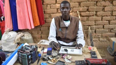 Issa Hassane, un réfugié camerounais de 25 ans, gagne un peu d'argent en réparant des téléphones portables dans le centre d'accueil d'Oundouma, au Tchad.