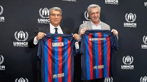 El Alto Comisionado de la ONU para los Refugiados, Filippo Grandi (derecha), y el presidente del FC Barcelona, Joan Laporta (izquierda), posan con camisetas en el lanzamiento de la alianza entre ACNUR y el FC Barcelona en Ginebra.  