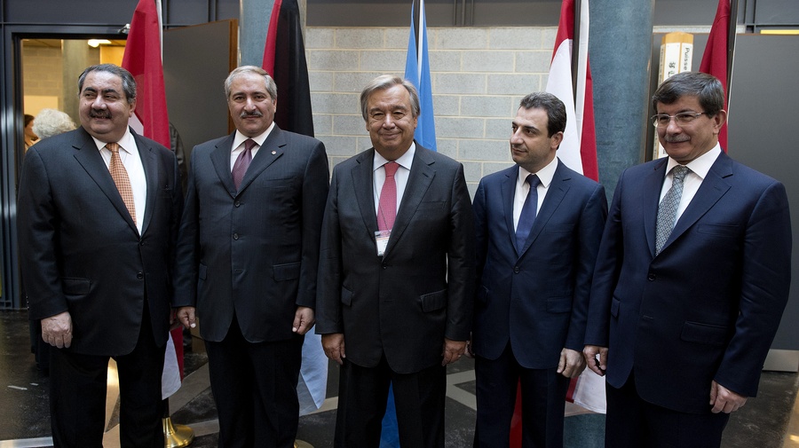 High Commissioner for Refugees António Guterres flanked by the ministers from Turkey, Lebanon, Iraq and Jordan at the start of today's meeting in Geneva.