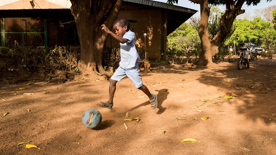 Côte d'Ivoire. UNHCR and local law association fight to end statelessness