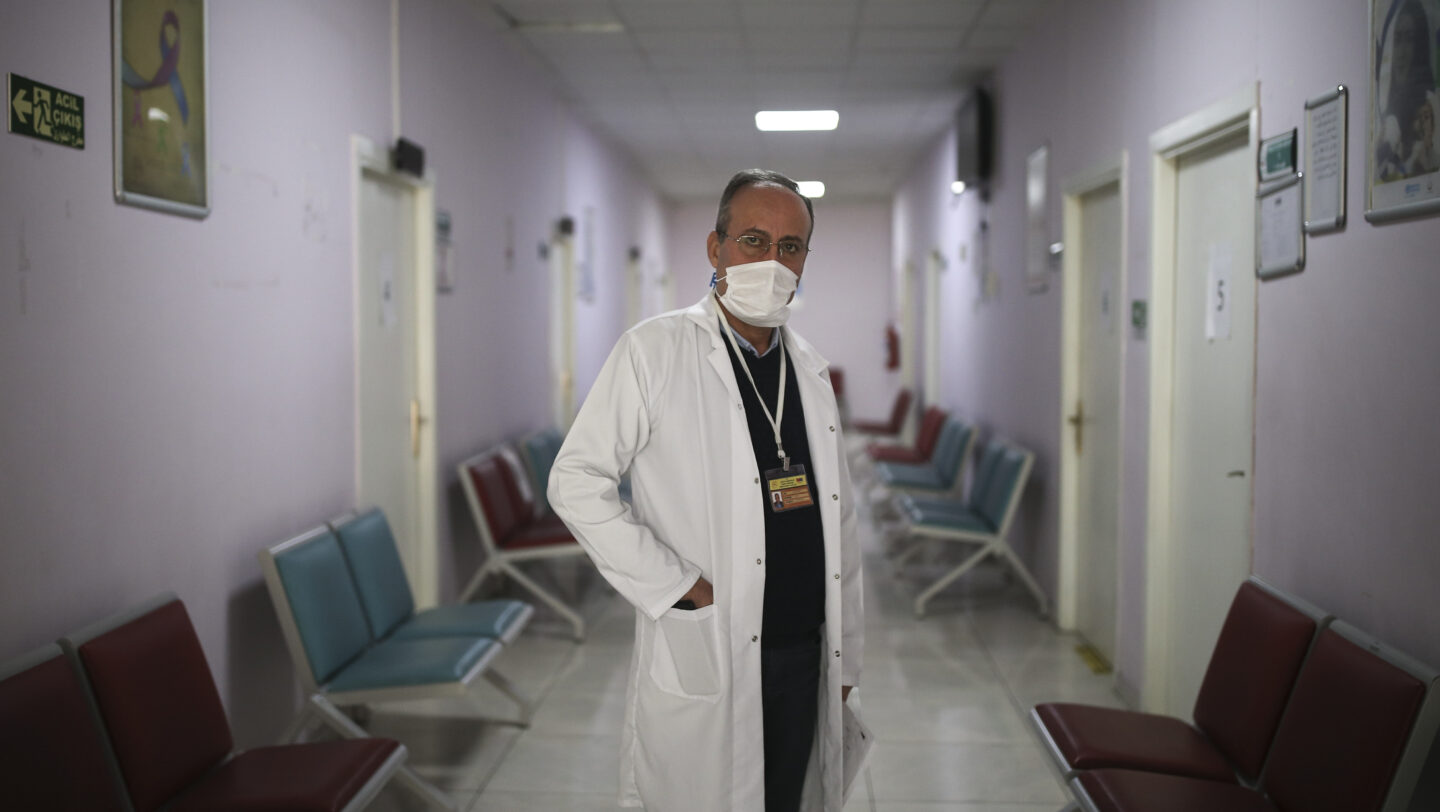 Suriyeli Doktor Mustafa Asilama Planina Gore Turkiye De Ilk Covid 19 Asisi Olanlar Arasinda Unhcr Turkey