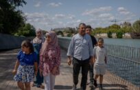 Suriyeli mülteci aile Türkiye’deki depremlerin ardından İspanya’da hayata yeniden başlıyor