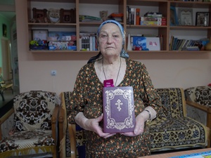 Valentina Mitrofanovna Shtulberg, 77, from Kharkiv, holds her Bible at the Refugee Accommodation Centre in Mihailovca, Râșcani.