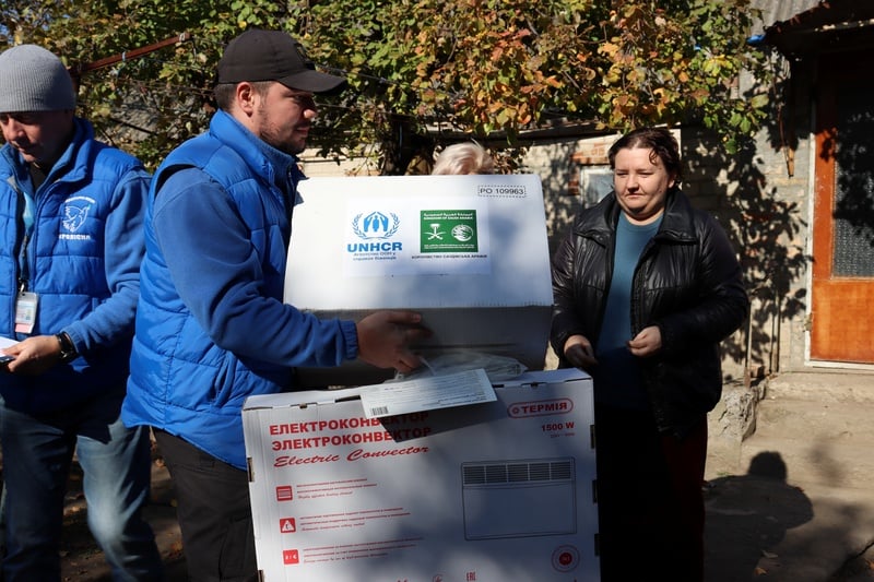 Матеріали для утеплення доставляють сім'ям у найбільш постраждалих районах, щоб допомогти їм зберегти будинки у теплі взимку. 