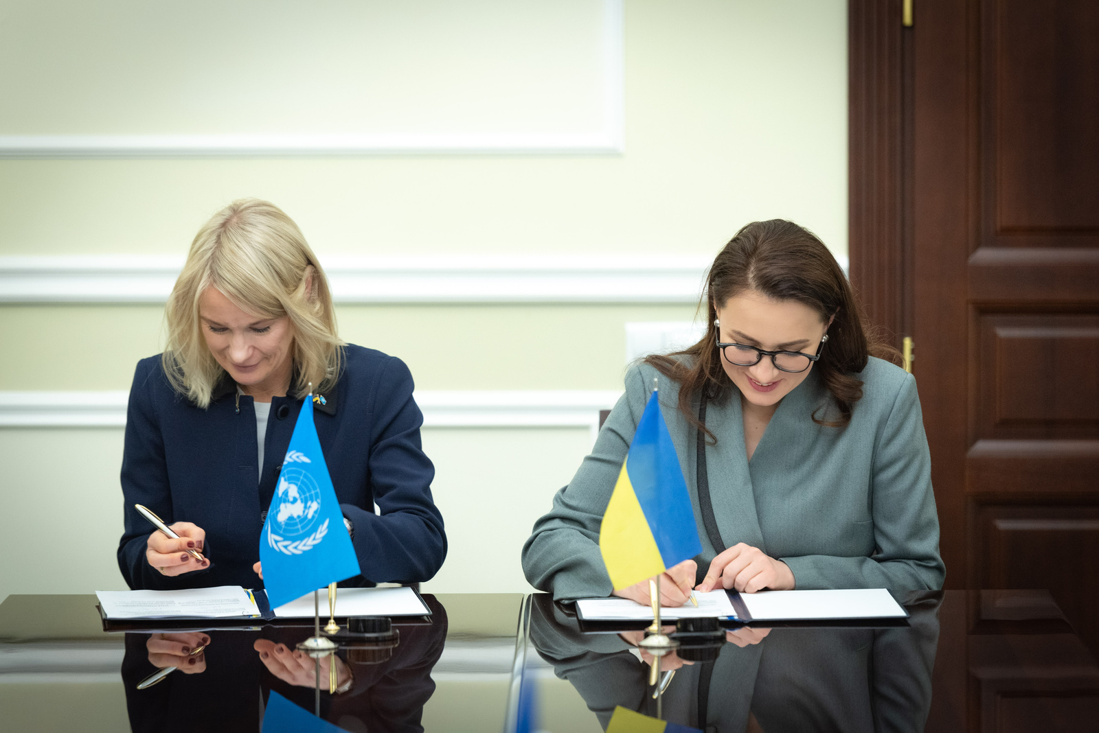 Karolina Lindholm Billing, UNHCR Representative in Ukraine, is signing MoU with Yuliia Svyrydenko, First Deputy Prime Minister of Ukraine - Minister of Economy of Ukraine