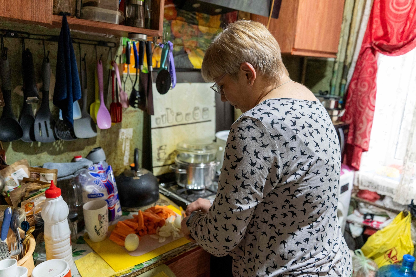 Tetiana cooking in her kitchen 