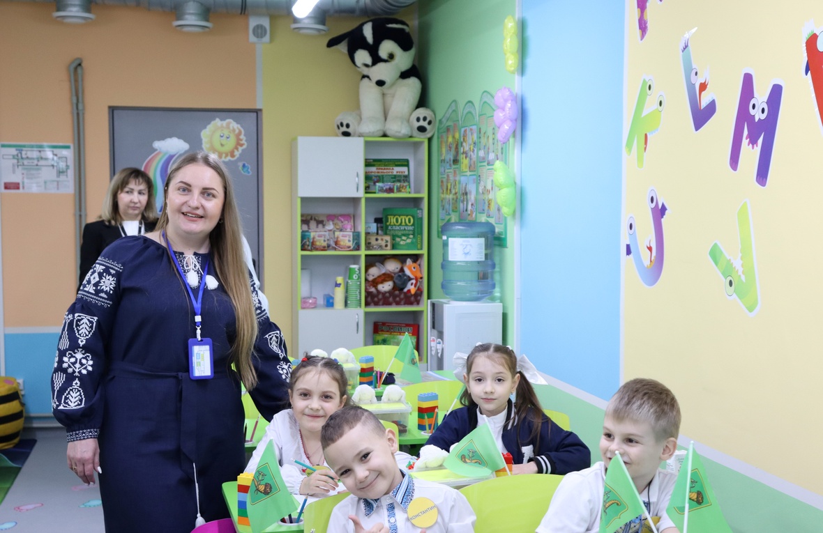 Woman in the classroom with children